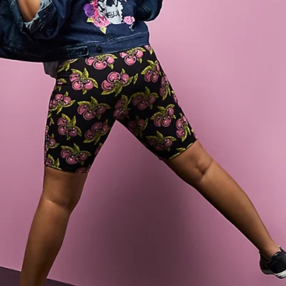 🆕🍒BETSEY JOHNSON 🍒CHERRY BIKE SHORT - Picture 2 of 4